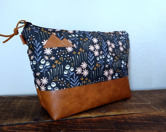 Large travel bag/FOREST FLOOR print in cactus front and back/Gray & white/Flat bottom/Black zipper/ Heavyweight natural canvas liner