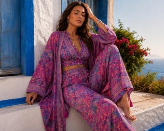 Completo boho a tre pezzi da donna: kimono, top all'americana senza schienale e pantaloni palazzo. Completo estivo bohémien, outfit da festival e look da spiaggia.