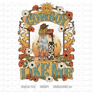 Pu&ograve; includere: Un'illustrazione grafica con due figure che indossano cappelli e stivali da cowboy. Il testo COWBOY LIKE ME &egrave; visualizzato in grandi lettere color verde acqua. Il design include un sole, fiamme arancioni e fiori bianchi e rossi attorno.