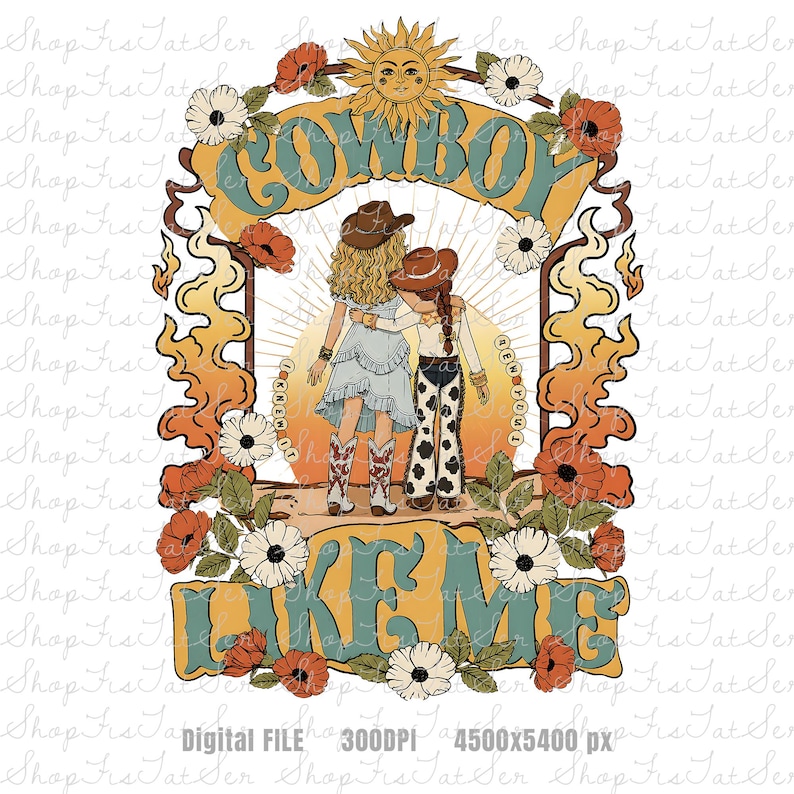 Pu&ograve; includere: Un'illustrazione grafica con due figure che indossano cappelli e stivali da cowboy. Il testo COWBOY LIKE ME &egrave; visualizzato in grandi lettere color verde acqua. Il design include un sole, fiamme arancioni e fiori bianchi e rossi attorno.
