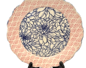 Handgefertigte Servierschale mit blauem Blumen- und Rosamuster | Handgefertigter blauer und rosafarbener Keramikteller | Dekorativer Teller | Sammlerteller