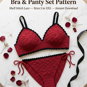 Könnte beinhalten: Ein gehäkeltes Set aus BH und Slip in Karmesinrot mit Muschelmuster, schwarzer Umrandung und seitlichen Bindebändern. Der Text lautet: Crimson Lace Crochet Bra & Panty Set Pattern, Shell Stitch Lace — Sizes S to XXL — Instant Download.