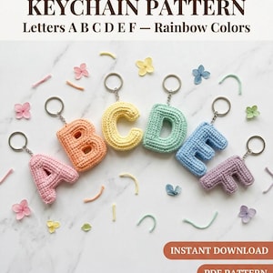 Może przedstawiać: Wzór szydełkowy na breloczki z literami alfabetu A, B, C, D, E i F w kolorach tęczy. Tekst brzmi: CROCHET ALPHABET KEYCHAIN PATTERN, Letters A B C D E F - Rainbow Colors, INSTANT DOWNLOAD, PDF PATTERN, 6 LETTERS INCLUDED.