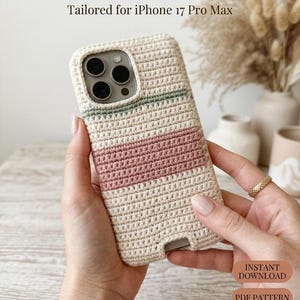 Może przedstawiać: Szydełkowane etui na telefon w kolorze kremowym z poziomymi paskami w odcieniach przygaszonej zieleni i brudnego różu. Tekst głosi PHONE CASE SLEEVE PATTERN, Tailored for iPhone 17 Pro Max, INSTANT DOWNLOAD, PDF PATTERN, SIZES SML.