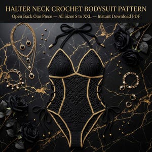 Op de afbeelding: Een zwarte gehaakte halter-body met gouden rand en open rug. De tekst luidt: HALTER NECK CROCHET BODYSUIT PATTERN, Open Back One Piece — All Sizes S to XXL — Instant Download PDF. Inclusief gouden sieraden en zwarte rozen.