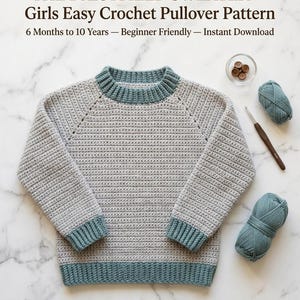 Pode incluir: Um suéter de crochê cinza claro com punhos, gola e bainha canelados em azul-petróleo. A imagem inclui o texto THE DAISYFIELD SWEATER — Girls Easy Crochet Pullover Pattern, 6 Months to 10 Years, uma agulha de crochê, dois novelos e botões.