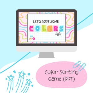 Op de afbeelding: Een computermonitor toont een kleurrijk educatief spel. Op het scherm staat "LET'S SORT SOME COLORS" in speelse letters. Een roze ovaal eronder zegt "Color Sorting Game (PPT)". De achtergrond is lichtblauw met decoratieve elementen.