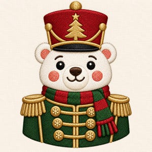 Puede incluir: Un parche bordado de un oso blanco vestido de soldado de juguete. El oso lleva un gorro rojo con una estrella y un árbol dorados, una chaqueta verde con botones y charreteras doradas, y una bufanda a rayas rojas y verdes sobre fondo crema.
