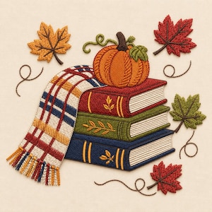 Puede incluir: Un diseño de bordado que muestra una pila de tres libros en rojo, verde y azul, coronada por una calabaza naranja. Una bufanda a cuadros con rayas amarillas, rojas y azules cubre los libros. Hojas de arce en rojo, naranja y verde rodean la pila.