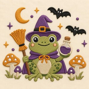 Puede incluir: Un parche bordado que muestra una rana verde con un sombrero de bruja y una capa morada. La rana sostiene una escoba marrón y una pequeña botella de cristal con líquido morado. Alrededor hay dos setas naranjas, dos murciélagos negros, una luna creciente amarilla y varias estrellas pequeñas moradas y amarillas.