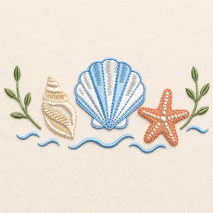 Può includere: Un ricamo raffigurante una conchiglia a spirale beige, una capasanta centrale a ventaglio blu e bianca e una stella marina arancione. La composizione è affiancata da due rametti verdi con foglie e decorata con linee ondulate azzurre.
