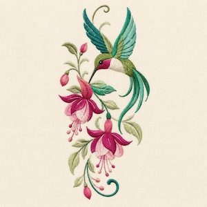 Puede incluir: Un diseño de bordado que muestra un colibrí con alas de color verde azulado y garganta magenta, sobre dos flores de fucsia con pétalos de color rosa intenso y centros rosa claro, rodeado de hojas verdes y pequeños capullos sobre un fondo crema.