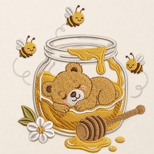 Puede incluir: Un diseño de bordado que muestra un oso de peluche marrón durmiendo dentro de un frasco de vidrio lleno de miel dorada. Tres pequeñas abejas amarillas y negras vuelan alrededor del frasco. Un cucharón de miel de madera descansa frente a una flor.