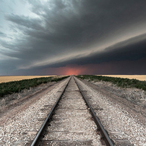 Vías del ferrocarril conducen a una severa tormenta en el horizonte cerca de Goodland, Kansas Foto Foto arte metal grabado