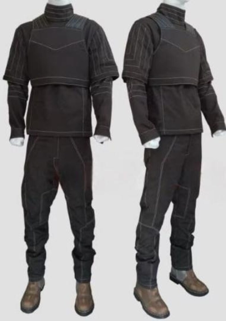 Peut inclure: Un ensemble compos&eacute; d'un haut &agrave; manches longues et d'un pantalon noir, dot&eacute; d'un col montant, d'une plaque de poitrine structur&eacute;e et de surpiq&ucirc;res blanches visibles. La tenue comprend un pantalon assorti avec des genouill&egrave;res et des bottes marron.