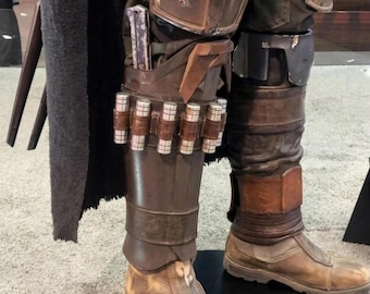 Ensemble d'armures de jambe Mandalorian en cuir véritable haut de gamme | Accessoire de cosplay Star Wars fabriqué à la main | Inspiré de Djarin, parfait pour les aventures costumées emblématiques.