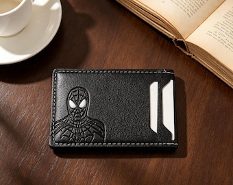 Porta badge ultra sottile e piatto di Spider-Man, con accattivante sagoma ritagliata del volto e degli occhi dell'eroe e custodia in pelle antigraffio.