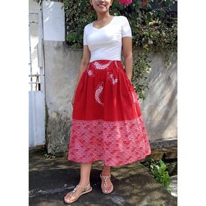 Röd bomullskjol med fisk- och vågtryck: Batikkjol, anpassad längd