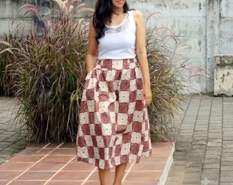 Falda floral marrón: estampado batik, largo personalizado disponible.
