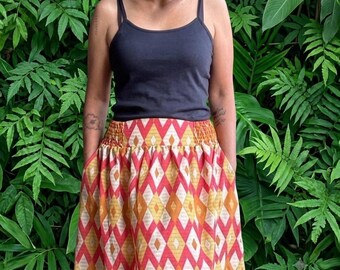 Roter Satin-Midirock: Bali-Rock, Rautenmuster
