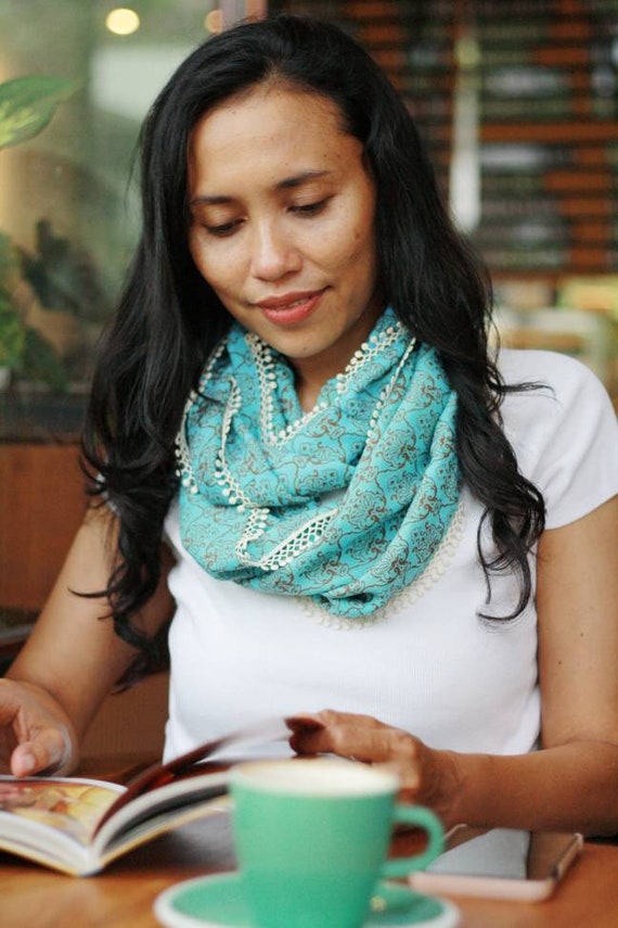 3 Ways to Tie a Silk Scarf - Jeans and a Teacup