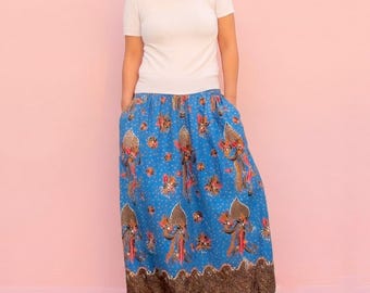 Blauer Boho-Rock mit Blumenmuster: Batik-Mode, Maßanfertigung