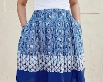 Blauer Midirock mit Taschen: Hochtaillierter, fließender Rock mit Ikat-Muster