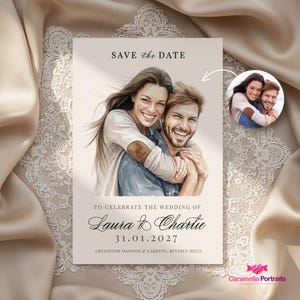 Può includere: Un cartoncino rettangolare Save the Date con un'illustrazione ad acquerello di una coppia sorridente che si abbraccia. Il testo recita Save the Date, To celebrate the wedding of Laura & Charlie, 31.01.2027, e Greystone Mansion & Gardens, Beverly Hills.