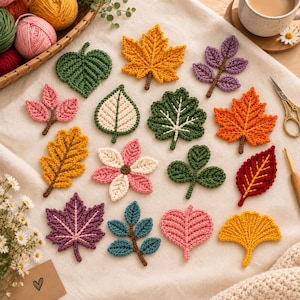 Puede incluir: Una colección de diversas aplicaciones de ganchillo con formas de hojas y flores en tonos verde, amarillo, naranja, rosa, morado y rojo. Los artículos están dispuestos sobre una tela clara junto a una cesta de lana, tijeras y un ganchillo.