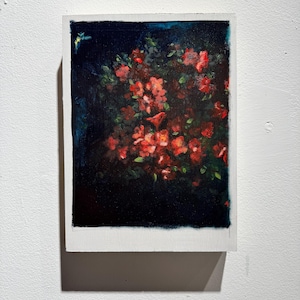Puede incluir: Una pintura al óleo rectangular sobre un panel de madera blanca que muestra un grupo de flores rojas vibrantes sobre un fondo azul marino profundo. Un pequeño pájaro amarillo brillante es visible en la esquina superior izquierda.