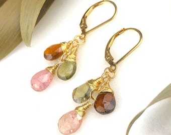 Kolczyki z turmalinu, wypełnione złotem, owinięte drutem, naturalne kamienie szlachetne, małe wiszące krople w stylu boho, ręcznie robione, prezent 8345