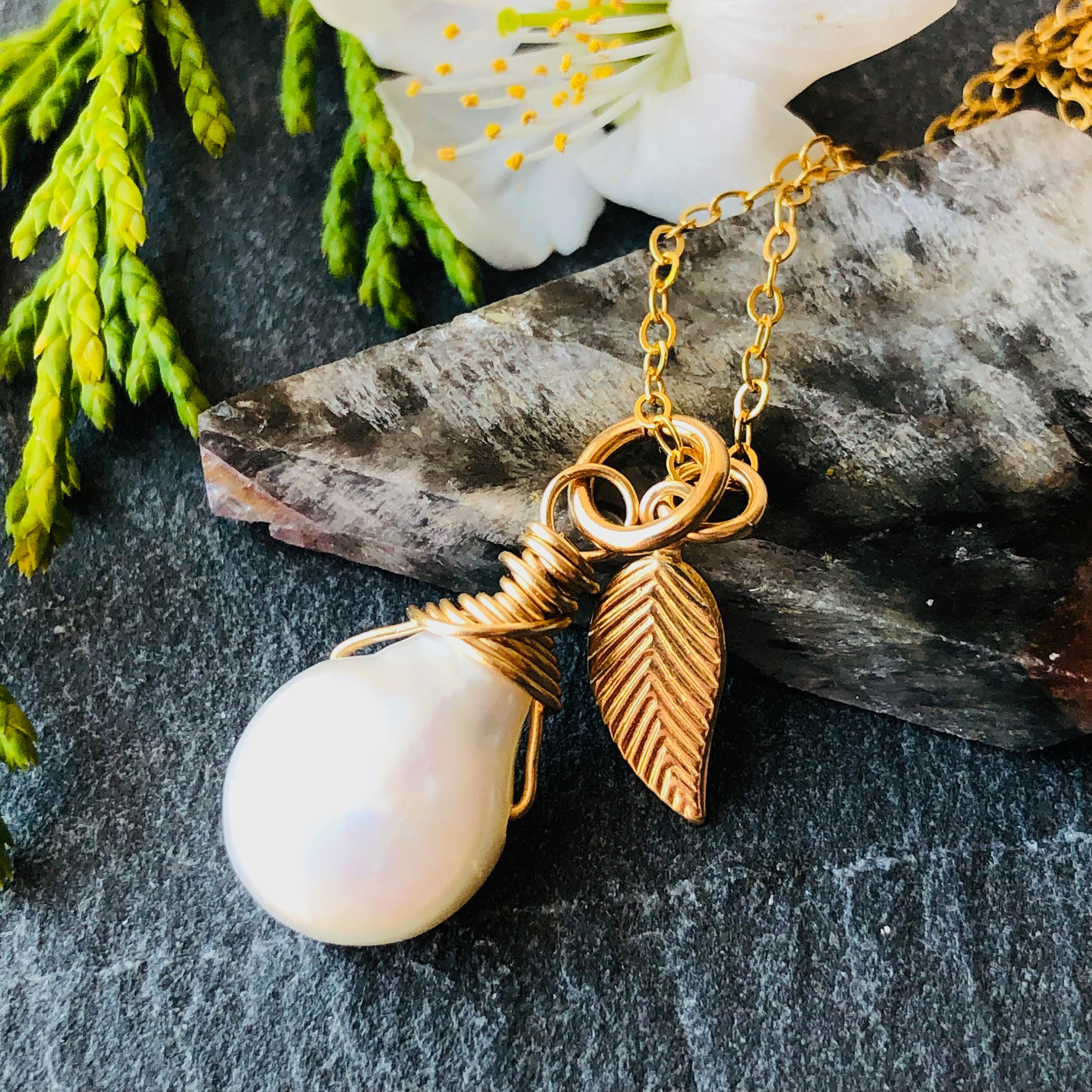 ネックレス・ペンダント [fillow] pearl scarf necklace White Pearl Necklace Gold Filled Wire Wrapped Natural