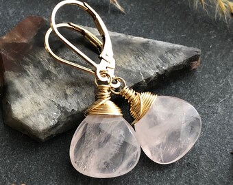 Ohrringe aus Rosenquarz, vergoldet, drahtumwickelt, natürlicher, hellrosa Edelstein, schlicht, minimalistisch, zierlich, baumelnd, Geschenk für sie 6870