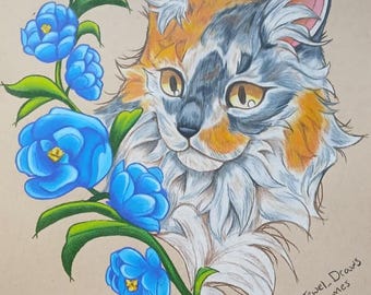 Portrait de chat calicot avec fleurs bleues