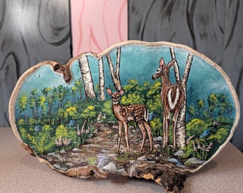Biche et son faon sur un polypore.