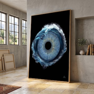 Puede incluir: Una impresión de arte mural rectangular en un marco de madera fino que presenta una imagen de alto contraste de un ojo humano con iris azul, rodeado por una ola de agua que se arremolina sobre un fondo negro sólido, expuesta en una habitación luminosa.
