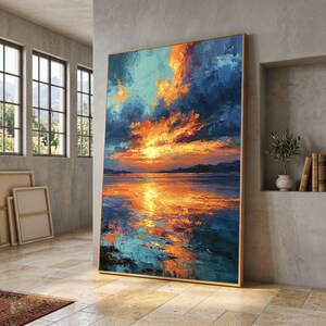 Op de afbeelding: Een groot rechthoekig wandkunstwerk met een olieverfschilderij van een zonsondergang boven een wateroppervlak. De compositie toont dikke, getextureerde penseelstreken in levendige tinten oranje, geel en diepblauw, met een horizonlijn.