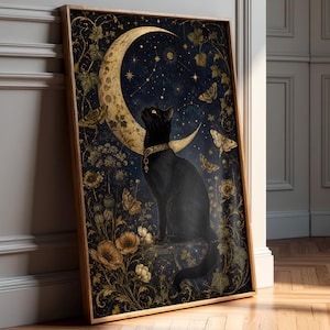 Könnte beinhalten: Ein gerahmter, rechteckiger Kunstdruck mit einer schwarzen Katze mit goldenem Halsband, die inmitten goldener Blumen und Ranken sitzt. Der Hintergrund zeigt einen dunkelblauen Nachthimmel mit einem großen goldenen Halbmond und Motten.