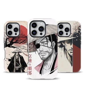 Op de afbeelding: Drie smartphonehoesjes met illustraties van een bebaard personage met een ooglapje en een conische hoed. De ontwerpen bevatten elementen zoals een rode zon, kersenbloesems en Japanse tekst, uitgevoerd in een zwart, wit en rood kleurenpalet.