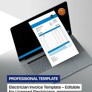 Op de afbeelding: Een laptop met een blauw-witte elektricien factuursjabloon. De sjabloon is getiteld "Electrician Invoice Template - Editable for Licensed Electricians" en bevat de woorden "Professional Template". Een gouden zegel bevindt zich in de rechterbovenhoek.