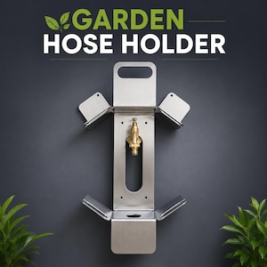 Puede incluir: Un soporte de acero inoxidable para manguera de jardín con un grifo central de latón, un asa superior y cuatro brazos de soporte en ángulo. El texto GARDEN HOSE HOLDER aparece sobre la unidad, que incluye orificios para montaje en pared.