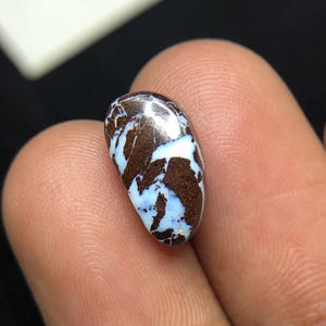 Ópalo blanco de matriz, gema suelta, cabujón ovalado pulido de forma libre, 12x6x3 mm, gema natural para joyería personalizada.
