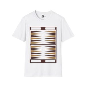 Op de afbeelding: Wit t-shirt met een backgammon bord ontwerp in bruin en beige tinten. Het bord is gecentreerd, met een eenvoudige, geometrische lay-out. Het shirt heeft een ronde hals en korte mouwen.