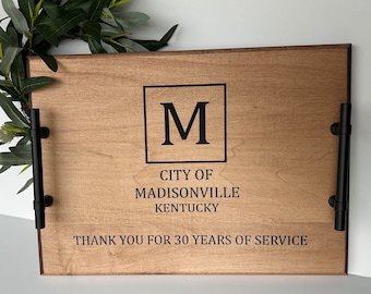 Spersonalizowana taca do serwowania z klonu: grawerowany prezent na emeryturę