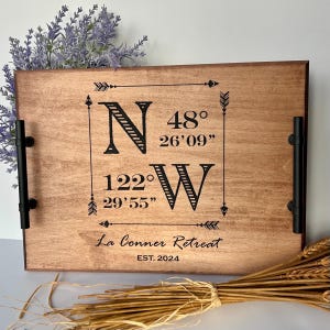 Personalisiertes Serviertablett, Längengrad Breitengrad Geschenk, GPS-Koordinaten, Hochzeitsort, Frühstück im Betttablett, Holzplatte, Realtor Geschenk