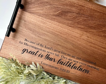 Grawerowana drewniana taca do serwowania z uchwytami: Dekoracja z chrześcijańskich pism świętych