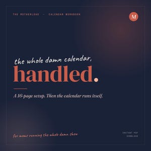 Könnte beinhalten: Dunkelblaue Grafik mit Text: "THE MOTHERLOAD CALENDAR WORKBOOK". Der Text "the whole damn calendar, handled." ist korallenfarben. Darunter steht: "A 16-page setup. Then the calendar runs itself."
