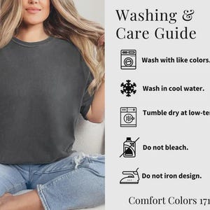 Puede incluir: Una camiseta gris carb&oacute;n de cuello redondo con vaqueros azul claro desgastados. Al lado hay una gu&iacute;a de cuidado con iconos y el texto: Washing & Care Guide, Wash with like colors, Wash in cool water, Tumble dry at low-temp, Do not bleach, Do not iron design.