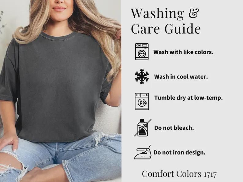 Puede incluir: Una camiseta gris carb&oacute;n de cuello redondo con vaqueros azul claro desgastados. Al lado hay una gu&iacute;a de cuidado con iconos y el texto: Washing & Care Guide, Wash with like colors, Wash in cool water, Tumble dry at low-temp, Do not bleach, Do not iron design.