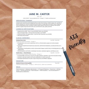 Op de afbeelding: Een cv getiteld "Jane M. Carter" met professionele samenvatting, licenties, klinische ervaring, opleiding en vaardigheden. Een blauwe en zilveren pen ligt aan de rechterkant van het cv. De woorden "ATS friendly" zijn cursief geschreven.